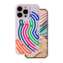 Die trendige Schutzhülle für das Apple iPhone 16 Pro in Rosa begeistert mit ihrem modernen Design. Die bunten, geschwungenen Linien bieten nicht nur eine ansprechende Optik, sondern auch einen rutschfesten Griff. Ideal, um dein Smartphone stilvoll und sicher zu schützen!