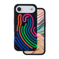 Schutzhülle für das Apple iPhone 17 Air in Schwarz, verziert mit bunten, geschwungenen Linien. Sie bietet nicht nur stylischen Schutz, sondern auch eine rutschfeste Oberfläche für besseren Halt. Ideal, um das Smartphone sicher zu verwahren und gleichzeitig modisch auszusehen.