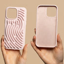 Die rosa Schutzhülle für das Apple iPhone 16 Pro Max besticht durch ihr modernes Design mit bunten, geschwungenen Elementen. Sie schützt nicht nur das Smartphone vor Stößen und Kratzern, sondern verleiht ihm auch einen trendigen Look. Ideal für alle, die Stil und Sicherheit kombinieren möchten!