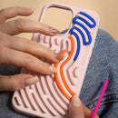 Schutzhülle für das Apple iPhone 15 in einem trendigen Rosa mit bunten, wellenförmigen Akzenten aus Silikon. Diese schicke Hülle schützt nicht nur Ihr Smartphone, sondern verleiht ihm auch einen einzigartigen, stylischen Look. Ideal für alle, die Design und Funktionalität kombinieren möchten!