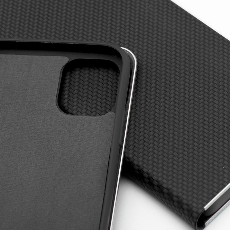 Schützen und verschönern Sie Ihr Apple iPhone 16 Pro mit unserem eleganten Case. Hochwertiger Metallrahmen, weiches Wildleder-Innenfutter & flexible Silikonhalterung garantieren optimalen Schutz und Komfort. Ideal für stilbewusste iPhone-Nutzer!