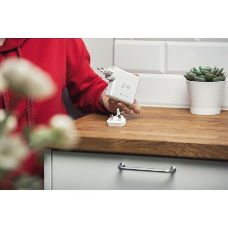 Der Multi Reiselader 6 in 1 - Perfekt für Reisen! Mit 6 Anschlüssen, darunter USB und USB-C, ermöglicht er das gleichzeitige Laden mehrerer Geräte. Integrierte Powerbank mit 8.000 mAh und Quick Charge 3.0 für schnelles Aufladen. Ideal für globale Steckerstandards.