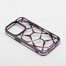 Entdecke stilvollen Schutz mit der Schutzhülle für das Apple iPhone 16 in Violett V4. Ihr geometrisches Design mit marmorierten violetten Mustern vereint Ästhetik mit Robustheit, um Dein Smartphone vor den Tücken des Alltags zu bewahren. Eine harmonische Symbiose aus Funktionalität und modischem Ausdruck.