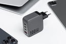 Der FORCELL F-Energy GaN VT-46 ist ein kompakter, leistungsstarker Reiselader, ausgestattet mit drei USB-C-Anschlüssen und einem USB-A-Anschluss. Er bietet dank Power Delivery (PD) und Quick Charge 4.0-Technologie schnelles Aufladen mit bis zu 100 Watt Leistung und ist damit ideal für das Aufladen verschiedener Geräte, einschließlich Laptops. Mit seinem eleganten grauen Design ist dieser Charger eine praktische Ergänzung für die moderne Technikausstattung unterwegs.