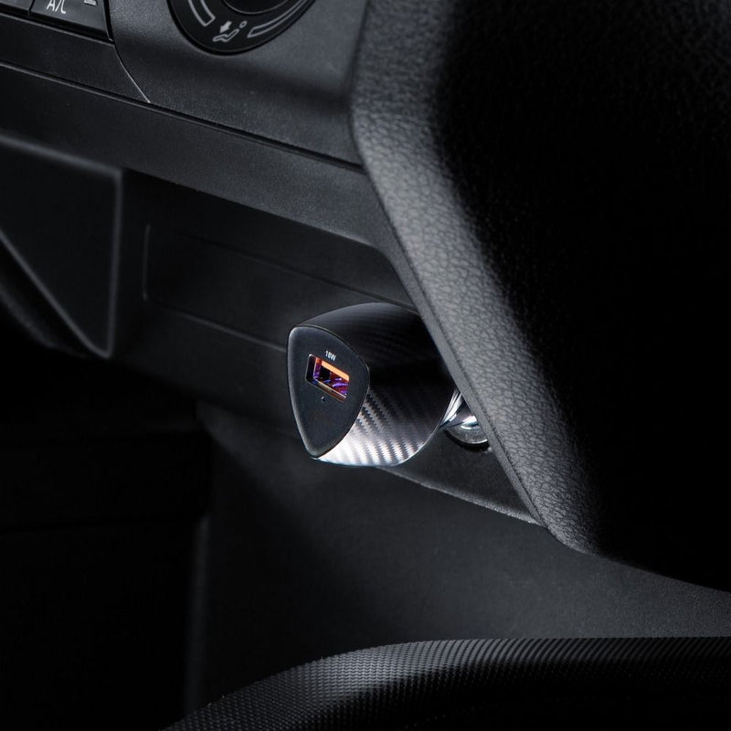 Entdecken Sie den FORCELL CARBON USB A Reiselader: Schnelles Laden mit bis zu 18W und QC 3.0. Universeller Anschluss, sicher & zertifiziert für alle Ihre Geräte!