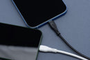 Der USB-C zu USB-C Kabel von Blue Star bietet eine flexible Länge von 1 Meter und unterstützt eine Leistung von bis zu 60W. Ideal für schnelles Laden und Datenübertragungen, vereint es Funktionalität und modernes Design in einem eleganten schwarzen Finish.