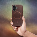 Optimieren Sie Ihr iPhone 15 Pro Max mit dem Gentleman Mag Cover! Stilvolles Öko-Leder, MagSafe-kompatibel, robust und kratzfest. Perfekter Schutz und elegantes Design vereint. Kaufen Sie jetzt!