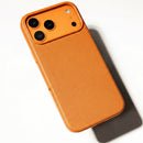 Die orange Schutzhülle für das Apple iPhone 17 Pro bietet nicht nur einen stylischen Look, sondern auch optimalen Schutz. Mit ihrer passgenauen Form und weichen Haptik schützt sie das Gerät vor Kratzern und Stößen. Ein perfektes Accessoire für alle, die Farbe und Sicherheit kombinieren möchten.