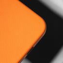 Schützen Sie Ihr Apple iPhone 17 Pro Max stilvoll mit dieser leuchtend orangefarbenen Schutzhülle. Sie bietet nicht nur hervorragenden Schutz vor Stößen und Kratzern, sondern verleiht Ihrem Gerät auch einen frischen, modernen Look. Ideal für alle, die Farbe und Funktionalität kombinieren möchten.