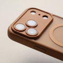 Die Schutzhülle für das Apple iPhone 15 Pro bietet nicht nur zuverlässigen Schutz, sondern auch ein elegantes Design. Mit ihrer speziellen Aussparung für MagSafe-Technologie ermöglicht sie eine einfache Magnetaufladung und sicheren Halt. Der angenehme Griff sorgt dafür, dass das Smartphone optimal in der Hand liegt.