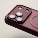 Eine stilvolle Schutzhülle für das Apple iPhone 13 bietet nicht nur umfassenden Schutz, sondern auch ein modernes Design. Mit einer optimalen Passform sorgt sie dafür, dass alle Funktionen und Anschlüsse leicht erreichbar bleiben. Die Hülle unterstützt zudem die MagSafe-Funktion, sodass das kabellose Laden bequem möglich ist. Perfekt für alle, die ihr iPhone sicher und elegant präsentieren möchten.