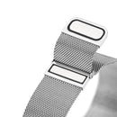 Das Bild zeigt eine elegante Apple Watch ausgestattet mit einem DUX DUCIS Starp Milanese Armband aus Edelstahl in Platinoptik. Das magnetische Milanese Loop-Design sorgt für eine verstellbare Passform und einen modernen Look, der perfekt zu den 42/44/45 mm Modellen der Apple Watch passt. Ideal für einen anspruchsvollen Stil im Alltag.