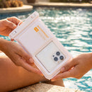 Die weiße Schutzhülle bietet optimalen Schutz vor Wasser und Staub. Sie eignet sich ideal für den Einsatz am Strand oder beim Wassersport und sorgt dafür, dass Ihre Wertsachen sicher verstaut sind. Mit der IP68-Zertifizierung ist sie besonders langlebig und zuverlässig.