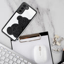 Schützen Sie Ihr Samsung Galaxy A16 5G mit Stil - die elegante schwarze Handytasche V3 bietet nicht nur optimalen Schutz vor Stößen und Kratzern, sondern setzt auch ein modisches Statement. Ihr Smartphone passt perfekt in die maßgeschneiderte Tasche, und dank präziser Aussparungen bleiben alle Funktionen leicht zugänglich. Ein Must-have für Ihr Samsung-Gerät!