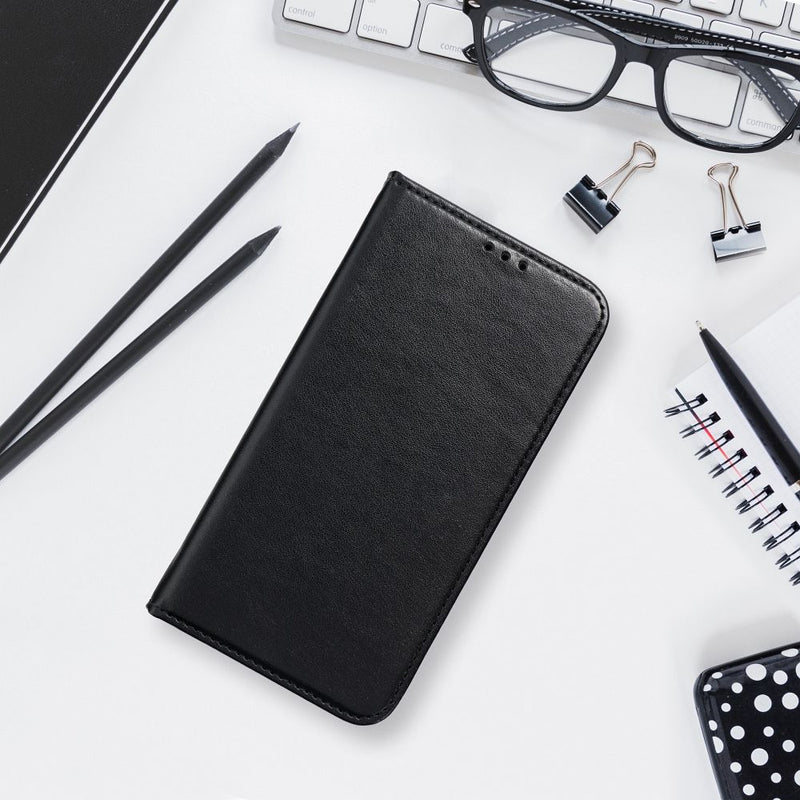 Die elegante schwarze Handytasche für das Samsung Galaxy A15 4G/5G bietet optimalen Schutz und Funktionalität. Mit einer integrierten Standfunktion für bequemes Ansehen von Videos und einem schlanken Design, das Komfort mit Stil vereint. Ideal für den Alltag.