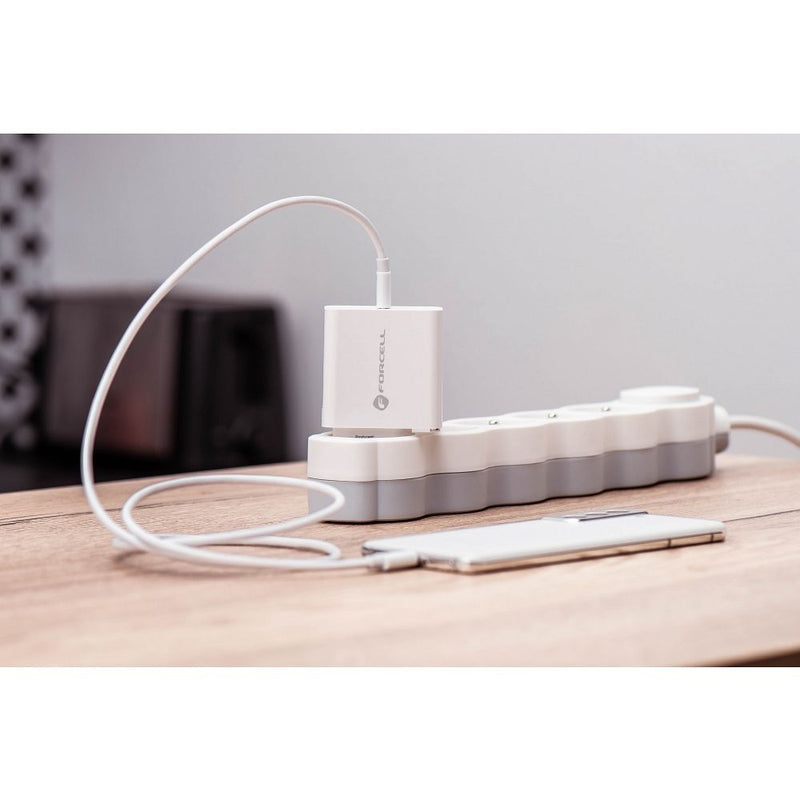 Schnelles Aufladen unterwegs: Forcell Netzladegerät mit 45W, USB Typ C, Quick Charge 4.0. Kompakt, ideal für Reisen. Effizientes Laden für Smartphones und Tablets.