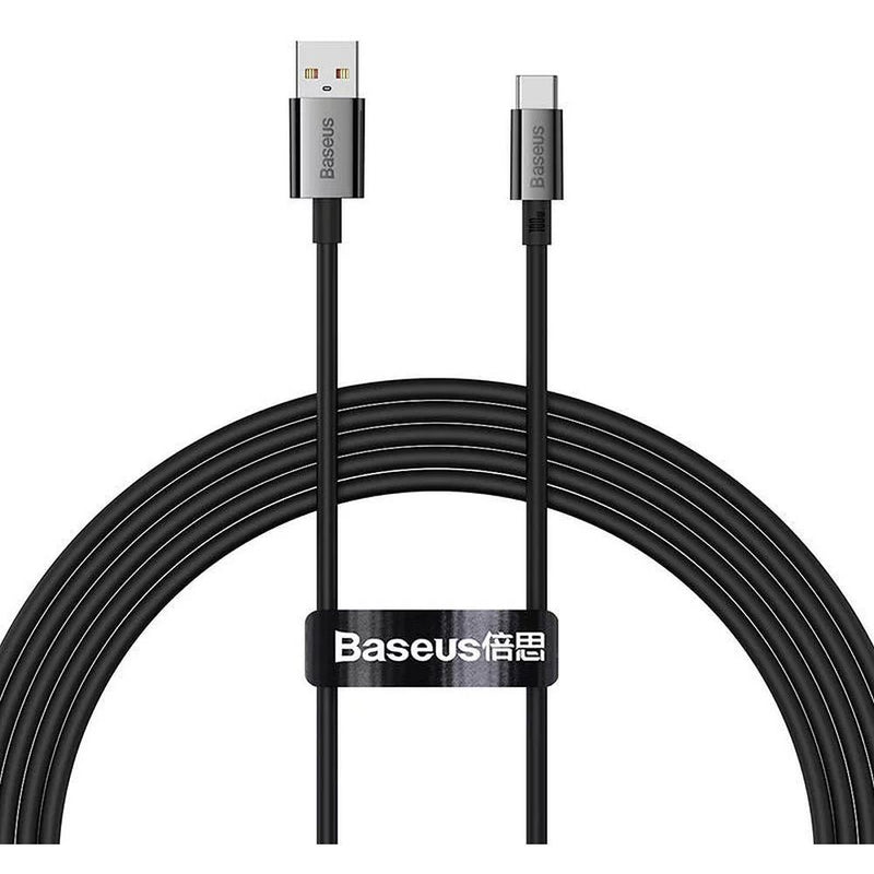 Das abgebildete Produkt ist ein USB-A zu Typ-C Ladekabel der Marke Baseus. Es handelt sich um ein 2 Meter langes Kabel in Schwarz, das eine Power Delivery (PD) Schnellladefunktion mit bis zu 100 Watt unterstützt. Ideal für Nutzer, die ein langlebiges und leistungsstarkes Kabel für ihre Geräte suchen.