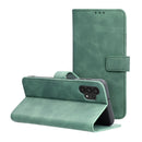 Entdecken Sie das TENDER Holster für Ihr Samsung Galaxy A32 4G! Es bietet eleganten Schutz, praktische interne Taschen und lässt sich zum Filme schauen aufstellen. Genießen Sie einfachen Zugang und zuverlässigen Schutz – für stilvolles und sicheres Nutzen!