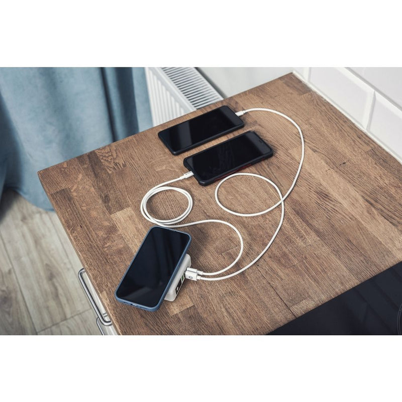 Entdecken Sie den Multi Reiselader 6 in 1 – Ihr perfekter Reisebegleiter! Mit einer 8000-mAh-Powerbank, USB- und USB-C-Anschlüssen sowie kabellosem Laden. Ideal für weltweite Reisen durch austauschbare Stecker. Bleiben Sie überall geladen!
