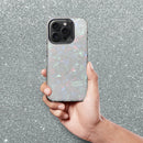 Entdecken Sie den eleganten Schutz für Ihr iPhone 16 Pro: Die Schutzhülle in Schwarz V6 kombiniert robuste Sicherheit mit einem schimmernden Finish, das Ihrem Smartphone einen Hauch von Persönlichkeit verleiht, ohne auf Diskretion zu verzichten.