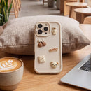 Eine stylische beigen Handytasche für das Samsung Galaxy S26, verziert mit süßen Motiven wie einem Bären und Kirschen. Perfekter Schutz und ein verspielter Look in einem!
