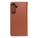 Schützen Sie Ihr Samsung Galaxy S24 Plus stilvoll mit dieser eleganten Handytasche in klassischem Braun. Mit präzisen Ausschnitten für alle Knöpfe und Anschlüsse sowie einem schicken Anhänger als Detail, vereint diese Tasche Funktionalität mit modischem Design.