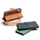 Optimieren Sie Ihr Samsung Galaxy A56 mit dem TENDER Holster aus Kunstleder. Es bietet Rundumschutz, magnetische Verschlussklappe und praktische Fächer für Unterlagen und Bargeld. Ideal zum Filme schauen in TV-Stand-Position!