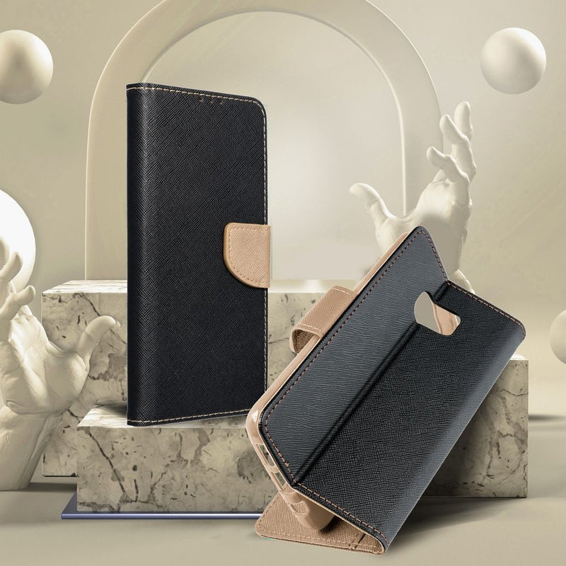 Entdecken Sie den perfekten Schutz für Ihr Samsung Galaxy A34 5G – die stilvolle schwarze Handytasche V3. Ihr elegantes Design mit strapazierfähigem Material bietet nicht nur Sicherheit vor Kratzern und Stößen, sondern auch einen Hauch von Klassik für Ihren Alltag.