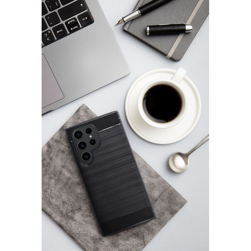 Das CARBON Case in Schwarz für das SAMSUNG Galaxy A34 5G kombiniert elegantes Design mit Funktionalität und bietet robusten Schutz für Ihr Smartphone. Mit seiner strukturierten Oberfläche verbessert es nicht nur die Griffigkeit, sondern unterstreicht auch die schlanke Linienführung des Geräts.