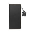 Die elegante Schutzhülle für das Apple iPhone 15 bietet nicht nur optimalen Schutz vor Kratzern und Stößen, sondern verleiht dem Gerät auch einen stilvollen Look. Hergestellt aus hochwertigem Leder, vereint sie Funktionalität und Ästhetik perfekt. Ideal für alle, die ihr Smartphone sicher und modisch zugleich verwenden möchten.