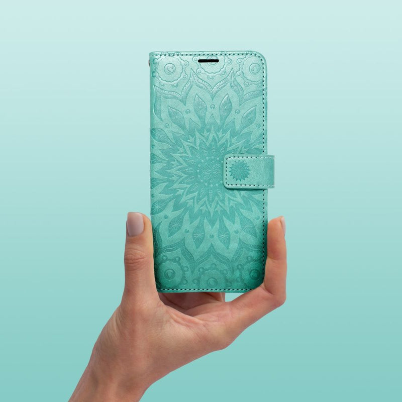Verleihen Sie Ihrem Samsung Galaxy A34 5G einen Hauch von Eleganz und Schutz mit dieser stilvollen grünen Handytasche. Das detaillierte Mandala-Design verleiht ein einzigartiges und individuelles Aussehen, während das robuste Material Ihr Smartphone sicher vor Stößen und Kratzern bewahrt.