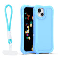 Schutzhülle für das Apple iPhone 14 in elegantem Blau. Diese stylische Hülle bietet nicht nur optimalen Schutz, sondern sorgt auch für einen modernen Look. Außerdem ist sie mit einem praktischen Handgelenkband ausgestattet, das zusätzlichen Komfort beim Tragen bietet. Perfekte Kombination aus Funktionalität und Design!