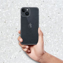 Die Schutzhülle für das Apple iPhone 15 bietet optimalen Schutz und bewahrt gleichzeitig das elegante Design des Geräts. Mit ihrer transparenten Optik und widerstandsfähigen Materialien schützt sie vor Stößen und Kratzern, ohne die Benutzerfreundlichkeit zu beeinträchtigen.