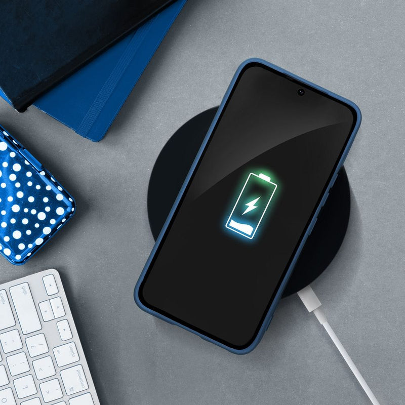Schützen Sie Ihr Samsung Galaxy S25 stilvoll mit einer maßgeschneiderten Silikonhülle. Elegantes Design, Mikrofaser-Innenfutter für Kratzschutz und Soft-Touch-Oberfläche für sicheren Halt. Optimale Aussparungen ermöglichen uneingeschränkten Zugang zu allen Funktionen. Kompatibel mit kabellosem Laden.