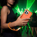 Schutzhülle für das Apple iPhone 15 Pro in auffälligem Orange: Diese robuste Hülle bietet optimalen Schutz und verleiht deinem Gerät einen stylischen Look. Mit dem praktischen Anhänger lässt sich das Handy bequem transportieren. Ideal für alle, die Funktionalität mit trendigem Design kombinieren möchten!