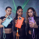 Die orange Schutzhülle für das Apple iPhone 13 sorgt nicht nur für einen auffälligen Look, sondern bietet auch optimalen Schutz vor Stößen und Kratzern. Mit einem praktischen Trageband ausgestattet, ist sie ideal für unterwegs.