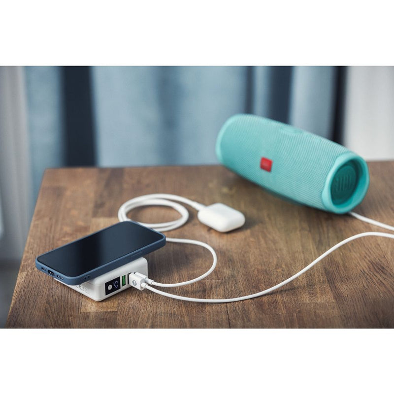 Der Multi Reiselader 6 in 1 - Perfekt für Reisen! Mit 6 Anschlüssen, darunter USB und USB-C, ermöglicht er das gleichzeitige Laden mehrerer Geräte. Integrierte Powerbank mit 8.000 mAh und Quick Charge 3.0 für schnelles Aufladen. Ideal für globale Steckerstandards.