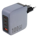 Der FORCELL F-Energy GaN VT-46 ist ein kompakter, leistungsstarker Reiselader, ausgestattet mit drei USB-C-Anschlüssen und einem USB-A-Anschluss. Er bietet dank Power Delivery (PD) und Quick Charge 4.0-Technologie schnelles Aufladen mit bis zu 100 Watt Leistung und ist damit ideal für das Aufladen verschiedener Geräte, einschließlich Laptops. Mit seinem eleganten grauen Design ist dieser Charger eine praktische Ergänzung für die moderne Technikausstattung unterwegs.