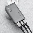 Der Forcell F-Energy Ultra Slim GaN III Ladegerät bietet mit 65W Leistung und zwei USB-C sowie einem USB-A Port eine effiziente Lösung für schnelles Laden. Ideal für moderne Geräte, unterstützt es Quick Charge 4.0 und Power Delivery, und punktet durch sein kompaktes Design.