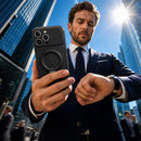 Schutzhülle für das Apple iPhone 16 Pro Max in Schwarz: Stilvoll und funktional, bietet sie optimalen Schutz vor Kratzern und Stößen. Mit einem eleganten Design und praktischem MagSafe-Kompatibilität ist sie der perfekte Begleiter für dein Smartphone.
