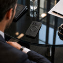 Die schwarze Schutzhülle für das Apple iPhone 11 bietet nicht nur stilvollen Schutz, sondern auch eine praktische MagSafe-Funktion. Mit ihrem eleganten Design und der hochwertigen Verarbeitung ist sie die ideale Wahl für alle, die ihr Gerät sicher und schick aufbewahren möchten.
