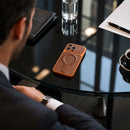Die orange Schutzhülle für das Apple iPhone 14 Pro vereint stilvolles Design und Funktionalität. Sie schützt das Gerät zuverlässig und bietet durch ihren Magneten eine einfache Handhabung mit Zubehör. Ein echter Hingucker!