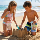 Die blaue Schutzhülle schützt dein Handy zuverlässig vor Wasser und Sand, perfekt für einen Tag am Strand. Dank des transparenten Materials bleibt der Bildschirm gut sichtbar, während du alle Funktionen nutzen kannst. Ideal für Abenteuer im Freien!