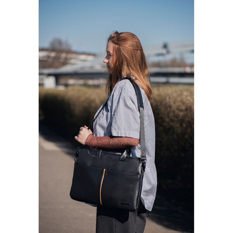 **Notebook Tasche 16 Zoll**: Ideal für Laptops bis 15,6 Zoll. Hochwertige Materialien garantieren Robustheit, während die Innenpolsterung optimalen Schutz bietet. Platz für Zubehör und schneller Zugriff dank durchdachtem Layout. Sichern Sie Ihren Laptop stilvoll!