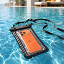 Schutzhülle in Schwarz – ideal für den sicheren Transport Ihres Smartphones. Diese wasserfeste Hülle schützt vor Feuchtigkeit und Schmutz und bietet zusätzlichen Komfort durch die verstellbaren Träger. Perfekt für Outdoor-Aktivitäten und Reisen!