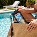 Schutzhülle in Schwarz – ideal für den sicheren Transport Ihres Smartphones. Diese wasserfeste Hülle schützt vor Feuchtigkeit und Schmutz und bietet zusätzlichen Komfort durch die verstellbaren Träger. Perfekt für Outdoor-Aktivitäten und Reisen!