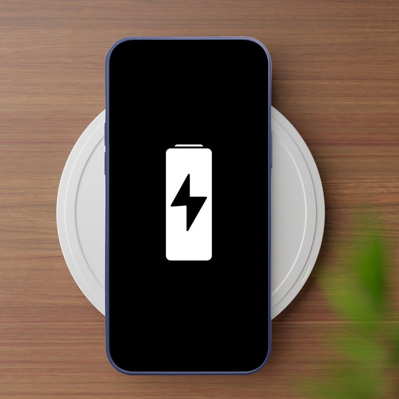 Schützen Sie Ihr iPhone 12 / 12 Pro mit der robusten Matt-Hülle aus TPU. Optimaler Schutz, stilvolles Design, präzise Ausschnitte für Zugriff auf Anschlüsse und kabelloses Laden. Ideal für Stil & Sicherheit.