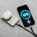 Die Forcell F-Energy SuperSlim F10K8 ist eine elegante Powerbank mit 10.000 mAh Kapazität und unterstützt die MagSafe-Technologie. Mit einer Leistung von 15W und fortschrittlicher Schnellladefunktion (QC4.0, PD3.0) ist sie ideal für Apple-Geräte wie iPhone, AirPods und Apple Watch. Ihr schlankes Titanium-Sand-Design macht sie nicht nur funktional, sondern auch stilvoll. Die hohe Effizienz sorgt dafür, dass deine Geräte schnell und sicher aufgeladen werden können.