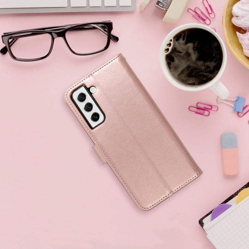 Die MEZZO Holsterhülle für Samsung Galaxy A35 5G kombiniert Stil & Schutz. Entdecken Sie das langlebige, geprägte Design, praktische Taschen und sicheren Magnetverschluss. Ideal für stilbewusste Nutzer!