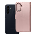 Entdecken Sie das MEZZO Holster für das Samsung Galaxy A57! Dieses elegante Etui aus strapazierfähigem Eco-Leder bietet Platz für Karten und Bargeld. Mit praktischem Kabelstrang, magnetischer Schließe und hochwertigem Design bleibt Ihr Smartphone stilvoll und sicher verstaut.
